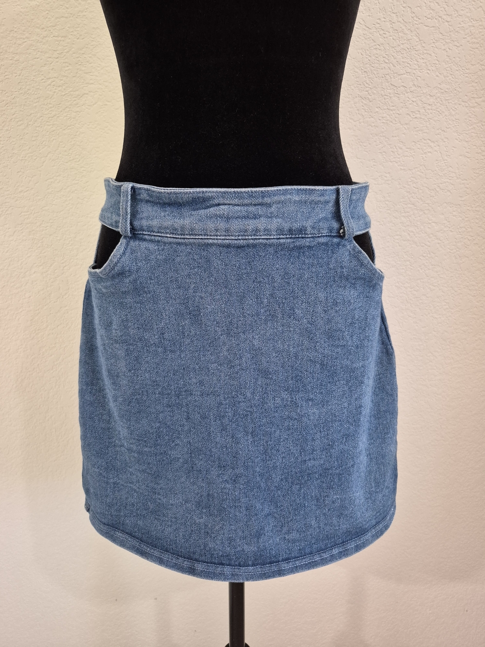 Casual Blue Denim Mini Skirt with Cutout Waist